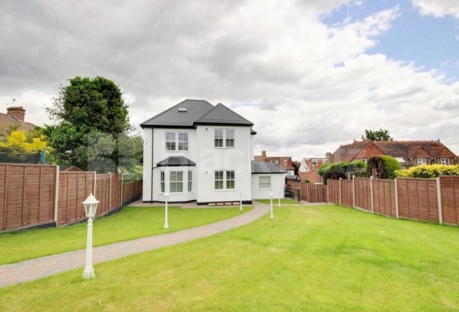 			Gated development!, 2 Bedroom, 1 bath, 1 reception Flat			 Oakleigh Road North, Whetstone